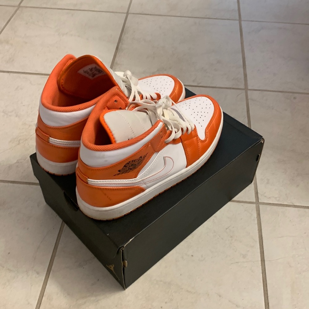 Jordan 1 mid Nice condition next to new size 9
